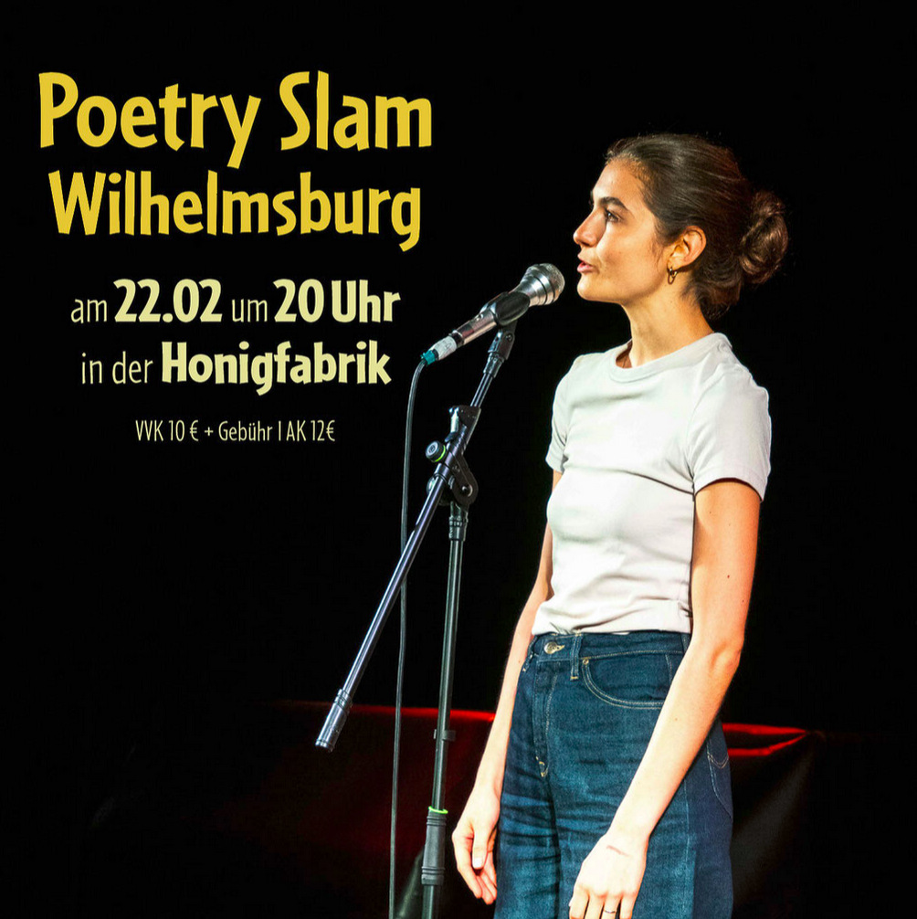 Das Bild zeigt ein Werbeplakat für den Poetry Slam Wilhelmsburg, der am 22. Februar um 20 Uhr in der Honigfabrik stattfindet. Der Hintergrund ist dunkel, mit einem zentralen Motiv: Eine junge Frau mit braunen Haaren, die zu einem Dutt gebunden sind, steht auf einer Bühne vor einem Mikrofon. Sie trägt ein schlichtes, weißes T-Shirt und eine hochgeschnittene dunkelblaue Jeans. Ihr Gesichtsausdruck wirkt konzentriert, als sei sie mitten in einem Vortrag.