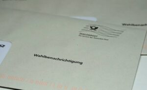 Zwei Briefe mit der Aufschrift Wahlbenachrichtigung 