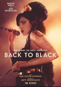 Kinoplakat von Back to Black: Amy Whinehouse mit einem Mikrofon