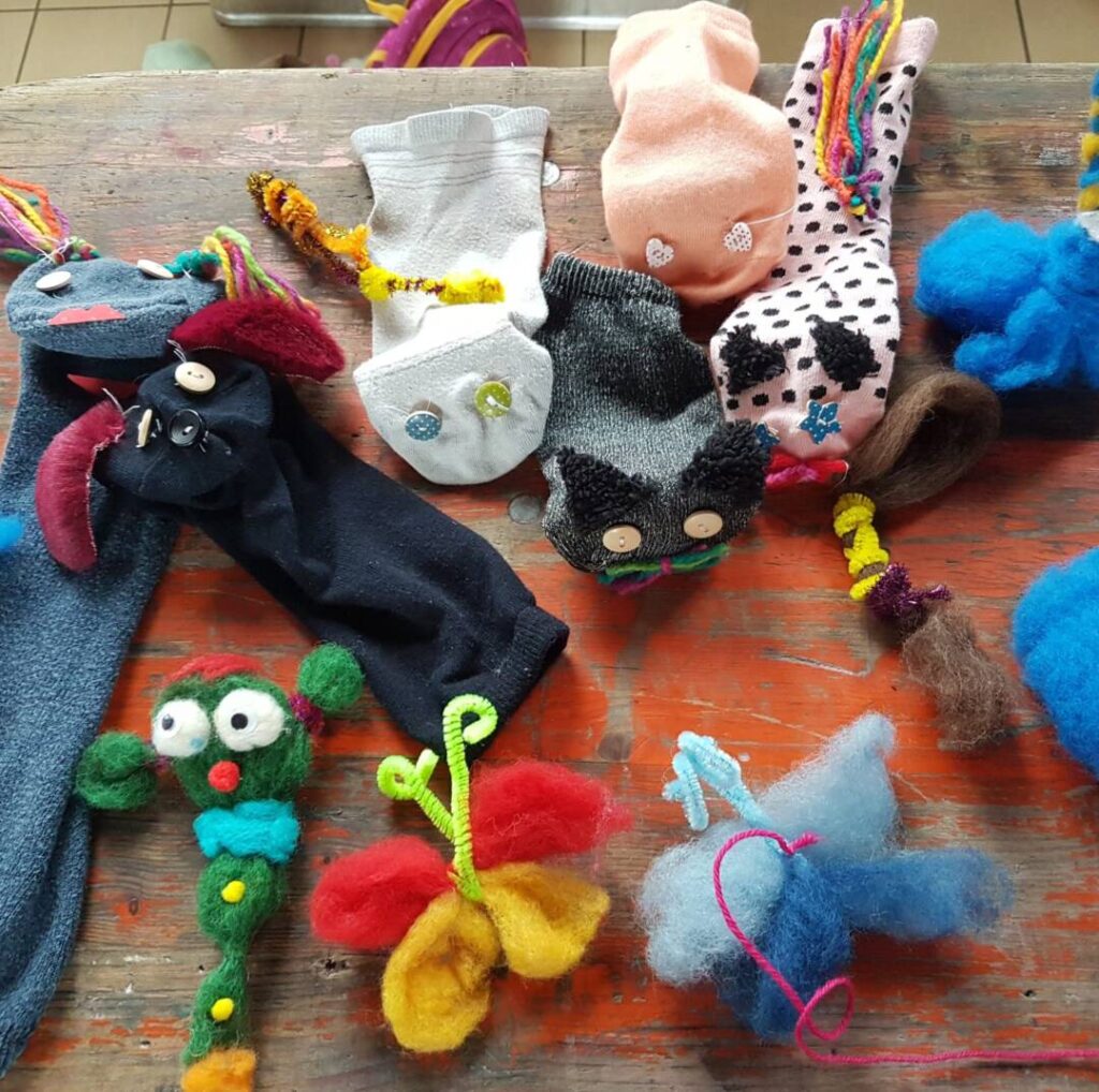 Bunte Handpuppen liegen auf einem Tisch