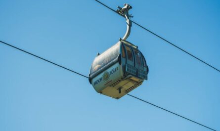 Zwei Seile vor blauem Himmel mit einer Gondel