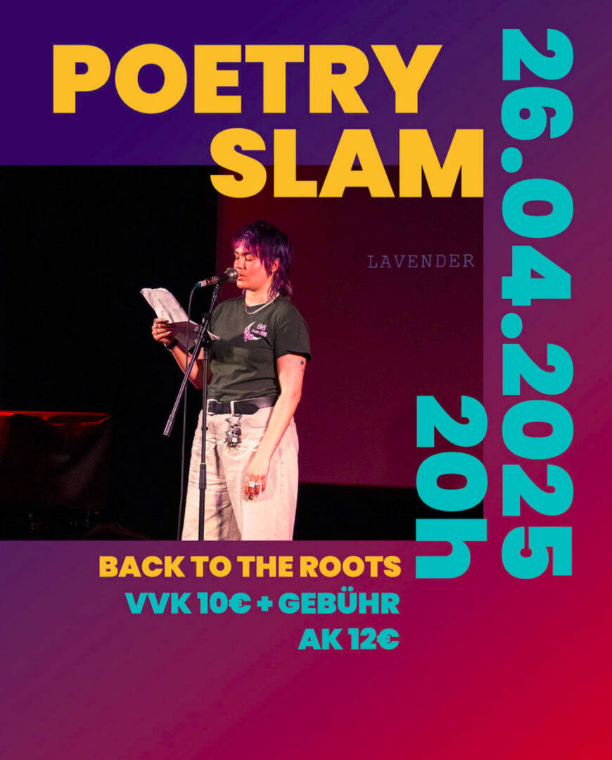 Das Bild ist ein Veranstaltungsplakat für einen Poetry Slam. Im Zentrum steht eine Person mit lilafarbenen Haaren, die auf einer Bühne in ein Mikrofon spricht und ein Blatt Papier in der Hand hält. Der Hintergrund ist dunkel und mit rotem Licht beleuchtet.