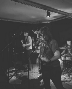 Schwarz-weiß-Foto einer Band auf der Bühne