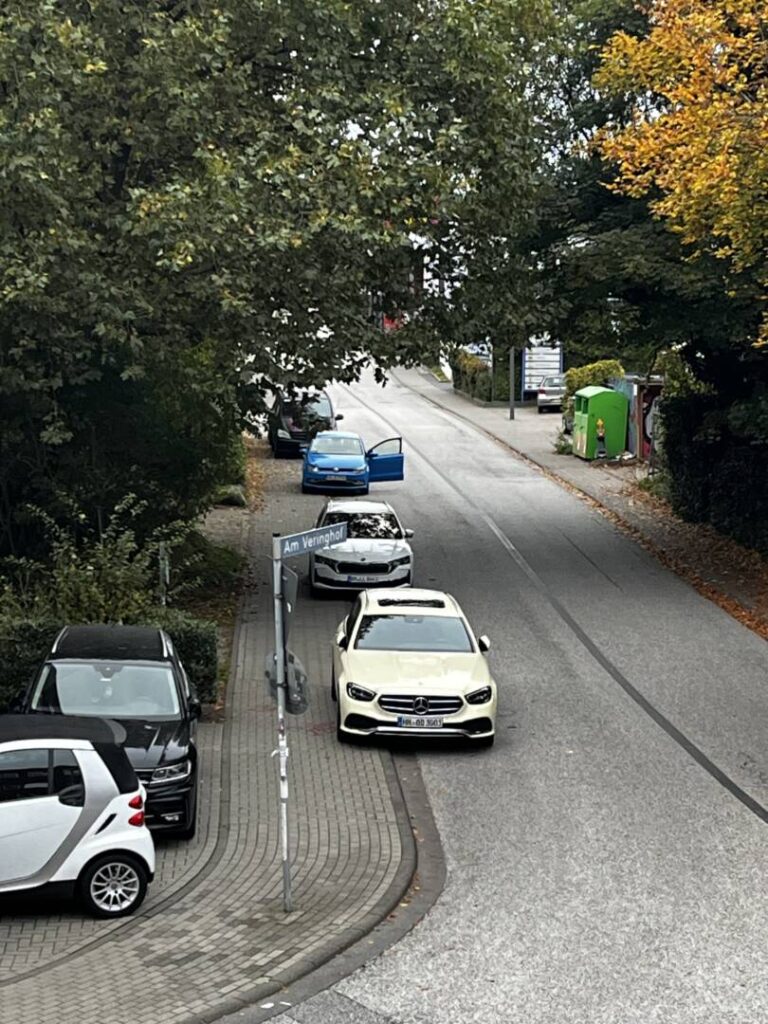 Autos parken auf dem schmalen Fußweg am Veringhof in Wilhelmsburg