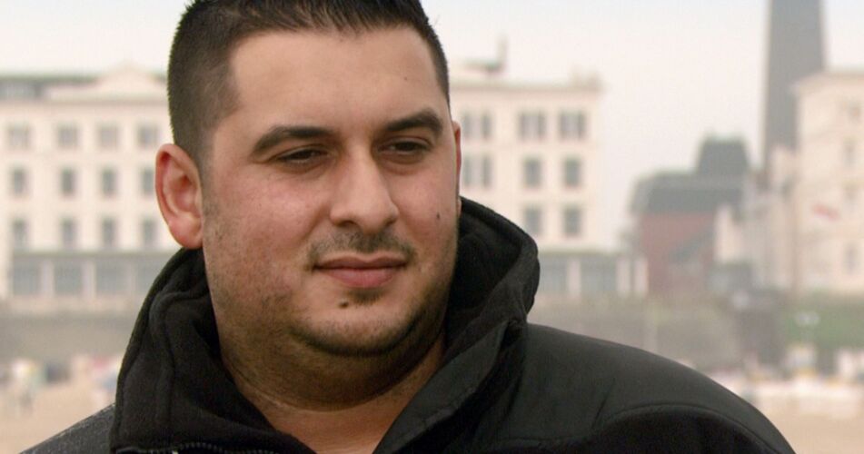 Ein Mann mit dunklen Haaren und Kapuzenpulli