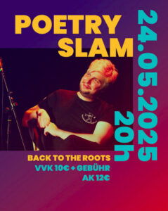Bunt gestaltetes Veranstaltungsplakat für einen Poetry Slam. Oben in großen gelben Buchstaben steht "POETRY SLAM", daneben vertikal das Datum „24.05.2025“ in türkiser Schrift. In der Mitte sitzt ein junger Mann mit blond gefärbten Haaren entspannt auf einer Bühne, neben ihm ein Mikrofonständer. Unten steht in gelber und türkiser Schrift: „BACK TO THE ROOTS – VVK 10 € + GEBÜHR, AK 12 €“. Der Hintergrund ist in einem Farbverlauf von Lila zu Rot gestaltet.