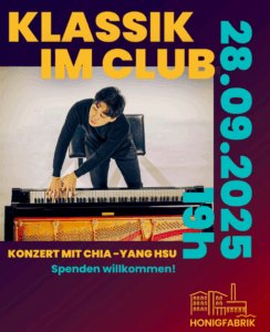 Plakat für ein klassisches Konzert mit dem Titel „KLASSIK IM CLUB“. Im oberen Bereich steht der Titel in großen, gelben Buchstaben auf dunklem Hintergrund. Darunter ist ein Bild eines jungen Pianisten (Chia-Yang Hsu), der sich über einen Flügel beugt und mit konzentriertem Gesichtsausdruck spielt. Der offene Flügel gibt den Blick auf die Saiten und Mechanik frei. 