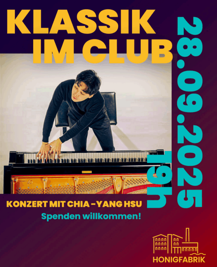 Plakat für ein klassisches Konzert mit dem Titel „KLASSIK IM CLUB“. Im oberen Bereich steht der Titel in großen, gelben Buchstaben auf dunklem Hintergrund. Darunter ist ein Bild eines jungen Pianisten (Chia-Yang Hsu), der sich über einen Flügel beugt und mit konzentriertem Gesichtsausdruck spielt. Der offene Flügel gibt den Blick auf die Saiten und Mechanik frei.