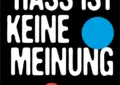 Vor schwarzem Hintergrund steht mit weißer Schrift in Großbuchstaben geschrieben: "Hass ist keine Meinung". Verteilt über das Bild (als Design) sind sin gelber Halbkreis, ein blauer Kreis und ein rotes Herz