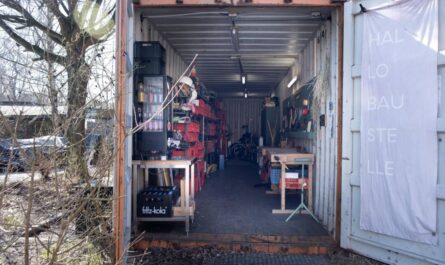Offener Container Mit werkzeug