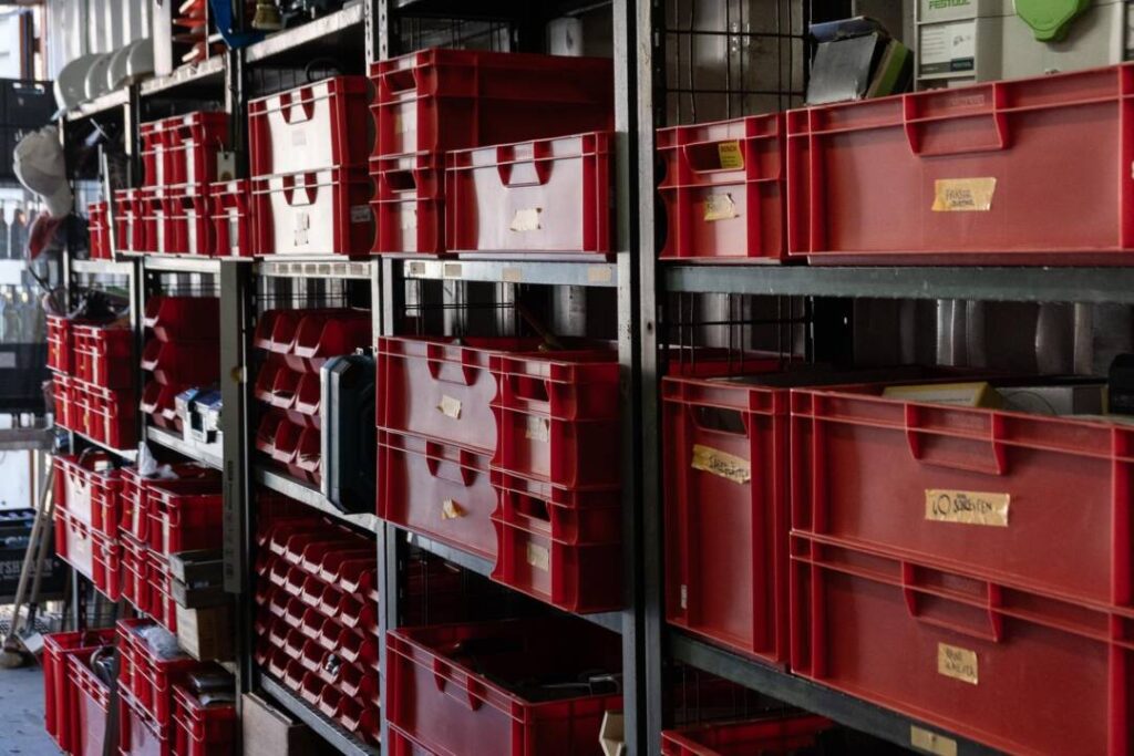 Eine Regalwand voller roter Plastikkisten