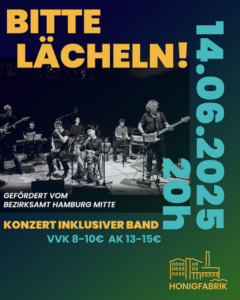 Musiker auf einer Bühne, dazu die VA-Infos