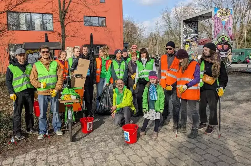 Müllsammelaktion rund um den Sanitaspark und die Honigfabrik