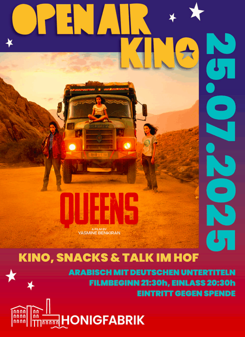 Plakat für eine Open-Air-Kinoveranstaltung am 25. Juli 2025 in der Honigfabrik. Gezeigt wird der Film Queens von Yasmine Benkiran. Das zentrale Bild zeigt drei Frauen vor einem alten Lastwagen in einer Wüstenlandschaft bei Sonnenuntergang. Der Text informiert: "Kino, Snacks & Talk im Hof", der Film ist auf Arabisch mit deutschen Untertiteln. Beginn ist um 21:30 Uhr, Einlass ab 20:30 Uhr. Eintritt gegen Spende.