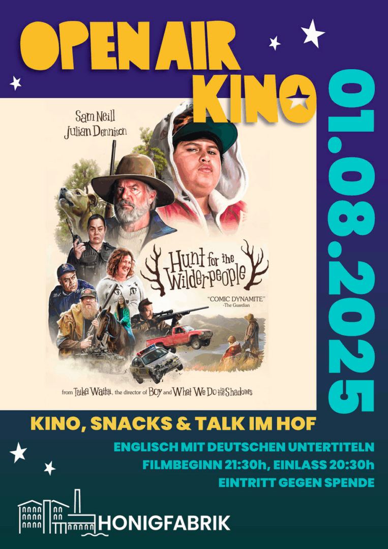 Plakat für das Open-Air-Kino am 1. August 2025 in der Honigfabrik. Gezeigt wird der Film Hunt for the Wilderpeople von Taika Waititi. Auf dem Plakat ist eine Collage der Hauptfiguren, darunter ein Junge mit Kapuzenpullover, ein älterer Mann mit Hut, ein Hund und mehrere Nebencharaktere in actionreichen Szenen. Der Text informiert: "Kino, Snacks & Talk im Hof". Der Film ist auf Englisch mit deutschen Untertiteln. Beginn um 21:30 Uhr, Einlass ab 20:30 Uhr. Eintritt gegen Spende.