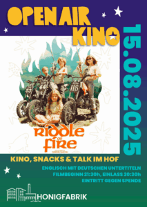 Plakat für das Open-Air-Kino am 15. August 2025 in der Honigfabrik. Gezeigt wird der Film Riddle of Fire von Weston Razooli. Das Bild zeigt vier Kinder mit Spielzeugwaffen und drei kleinen Motorrädern in einem fantasievoll gestalteten Hintergrund mit Flammen- und Sternenmotiven. Eine weitere Figur sitzt vorn im Gras. Darunter steht: „Kino, Snacks & Talk im Hof“. Der Film läuft auf Englisch mit deutschen Untertiteln. Filmbeginn ist um 21:30 Uhr, Einlass ab 20:30 Uhr. Eintritt gegen Spende.