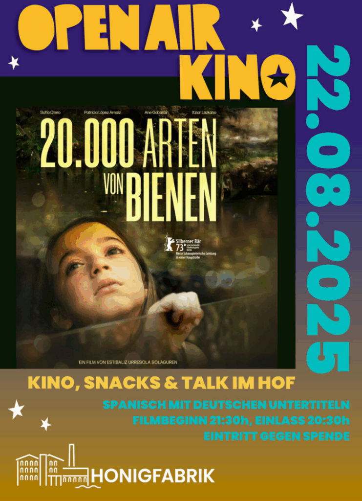 Plakat für das Open-Air-Kino am 22. August 2025 in der Honigfabrik. Gezeigt wird der preisgekrönte spanische Film 20.000 Arten von Bienen von Estibaliz Urresola Solaguren. Das Bild zeigt ein nachdenkliches Kindergesicht in Nahaufnahme, halb unter Wasser liegend, mit einem verträumten Blick nach oben. Im Hintergrund sind Natur und Wasserreflexionen zu sehen. Der Film erhielt einen Silbernen Bären bei der Berlinale. Im unteren Teil steht: „Kino, Snacks & Talk im Hof“. Der Film wird auf Spanisch mit deutschen Untertiteln gezeigt. Filmbeginn ist um 21:30 Uhr, Einlass ab 20:30 Uhr. Eintritt gegen Spende.