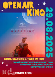  Plakat für das Open-Air-Kino am 29. August 2025 in der Honigfabrik. Gezeigt wird der französische Film Gagarine von Fanny Liatard und Jérémy Trouilh, offiziell ausgewählt für das Festival de Cannes 2020. Das Bild zeigt drei Jugendliche vor einem farbenfrohen Himmel mit großem Mond, einer trägt einen Rucksack, eine andere sitzt lachend auf dem Gepäckträger eines Fahrrads. Der Text informiert: „Kino, Snacks & Talk im Hof“. Der Film läuft auf Französisch mit deutschen Untertiteln. Filmbeginn ist um 21:30 Uhr, Einlass ab 20:30 Uhr. Eintritt gegen Spende.