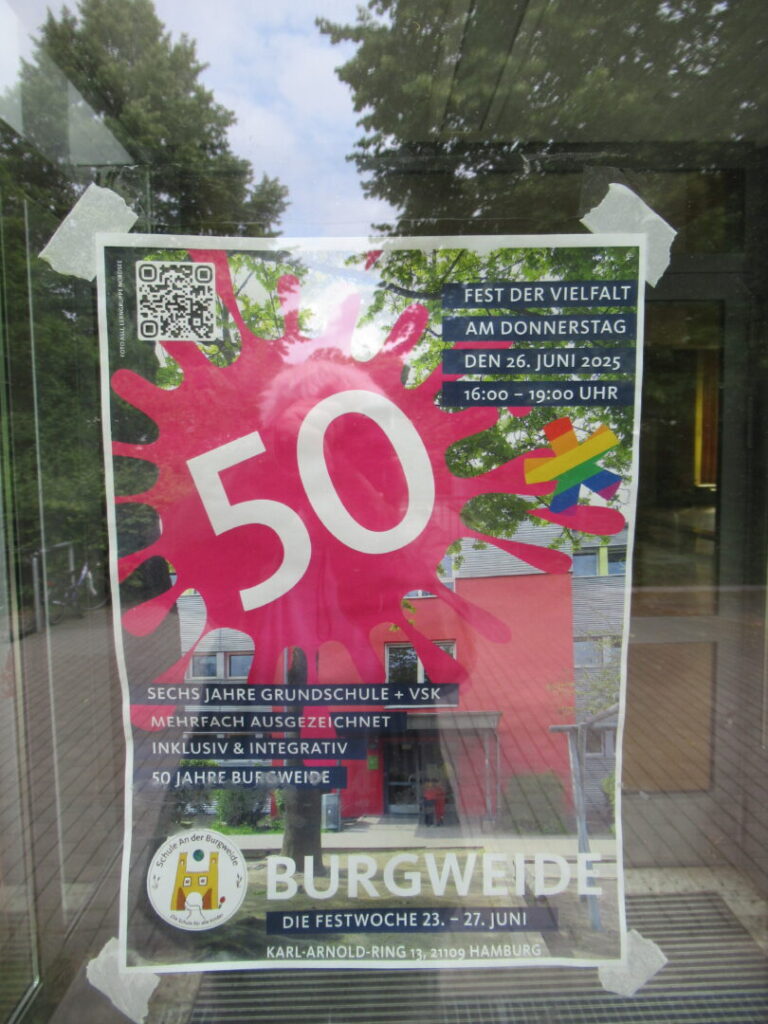 Plakat mit einer großen, schräg gedruckten weißen Ziffer 50 auf rotem Farbfleckgrund