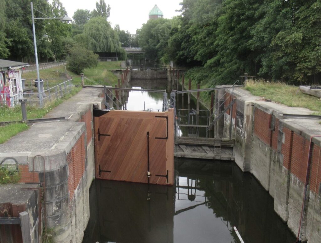 Blick auf die Schleuse, im Vordergrund ein Flügel des neuen Schleusentors