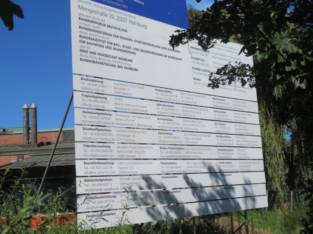 Das große Bauschild hinterm Zaun an der Mengestraße