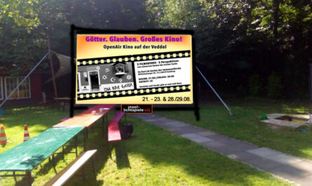 Garten der Immanuelkirche mit der Leinwand und einer Sitzbank