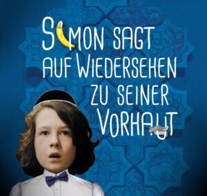 Weiße Schrift auf blauem Grund: SIMON SAGT AUF WIEDERSEHEN ZU SEINER VORHAUT. Das i ist ein angedeuteter Penis. Unen links das Bild eines kleinen jüdischen Jungen.