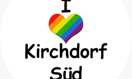 Ein Klebezettel. Oben ein I, darunter ein buntgestreiftes Herz und darunter Kirchdorf und als letztes darunter Süd