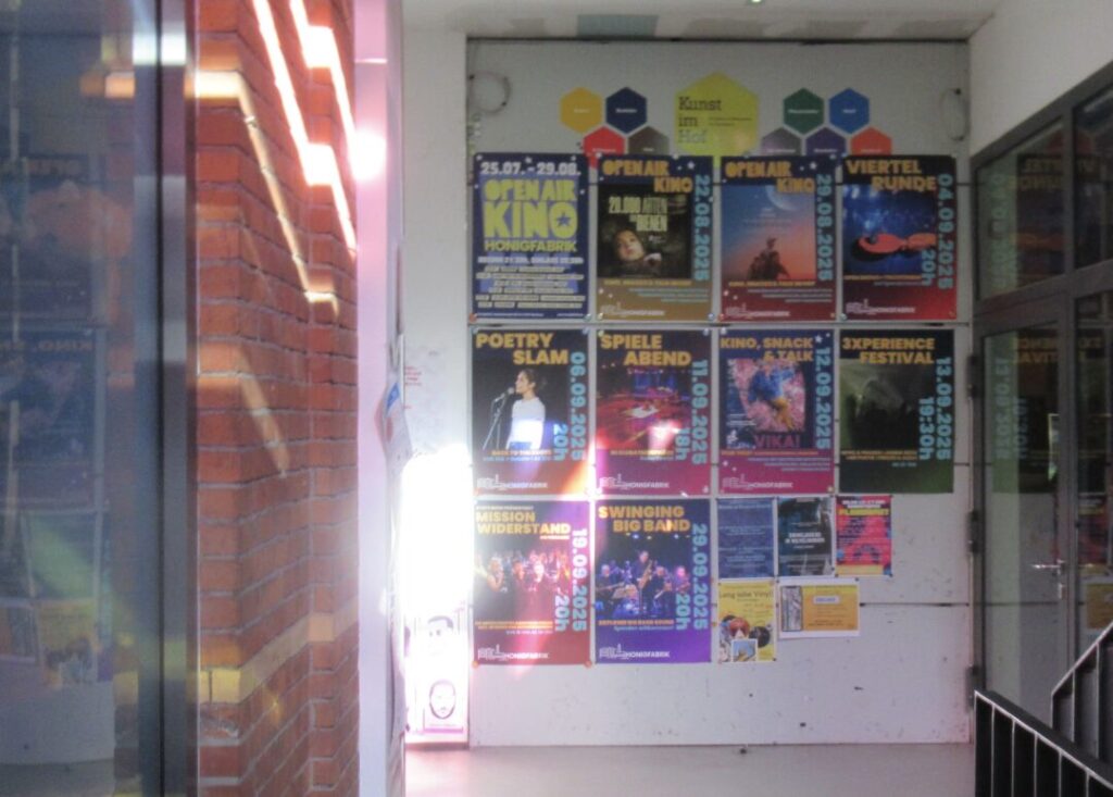 Blick in den Eingangsflur der Hofa, an der Wand im Hintergrund alle Plakate des Septemberprogramms