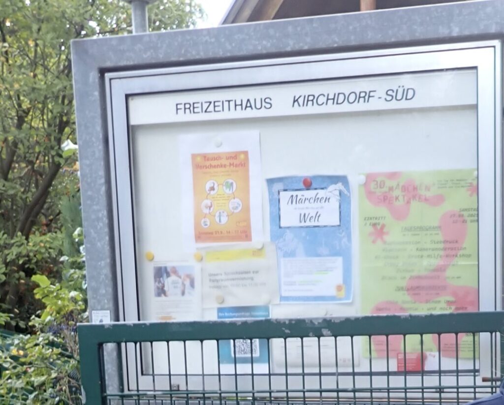 Der Infokasten mit Ankündigungsplakaten zum Tauschmarkt und zur Märchenwelt