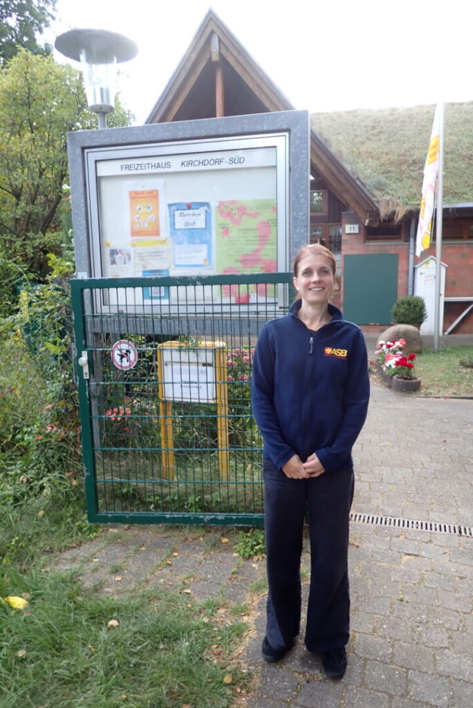 Franka Oelmann vor dem Tor des Freitzeithausgeländes