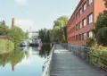 Veringkanal mit Holzsteg hinter dem Atelierhaus 23