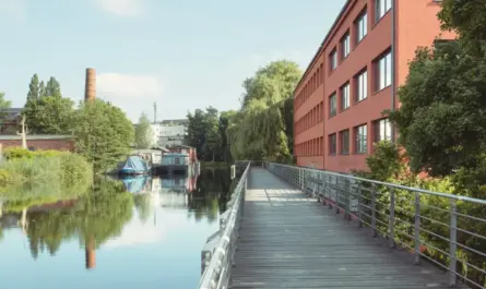Veringkanal mit Holzsteg hinter dem Atelierhaus 23