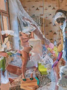 Eine Collage: links ein Fenster, in der Mitte eine Frau in Unterhose, im Hintergrund eine Tapete mit kleinen Motiven und davor Stoffartiges