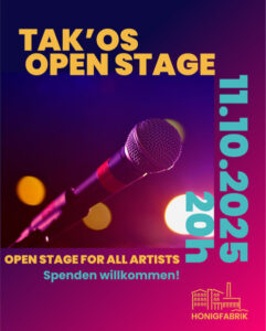 Ein Plakat kündigt die Veranstaltung "TAK'OS OPEN STAGE" an, die am 11.10.2025 um 20 Uhr stattfindet. Das Plakat hat einen Hintergrund in dunklen Violett-, Blau- und Magentatönen und zeigt in der Mitte eine Großaufnahme eines Mikrofons auf einer Bühne, beleuchtet von warmen, unscharfen Lichtern im Hintergrund. 