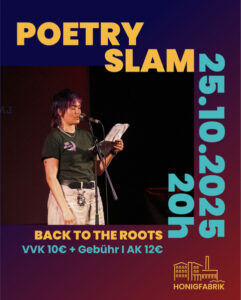 Plakat für eine "Poetry Slam" Veranstaltung mit dem Titel "BACK TO THE ROOTS". Das zentrale Bild zeigt eine junge Person auf einer dunklen Bühne, die in ein Mikrofon spricht und dabei ein Blatt Papier hält. 