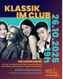 Ein Plakat kündigt die Veranstaltung "Klassik im Club" an. Es zeigt vier junge Musikerinnen und Musiker, die freundlich in die Kamera lächeln. Die Mitwirkenden sind: Chia-Yun Hsieh (Klavier), Chia-Tung Hsieh (Sopran), Maria Tilibtsev (Mezzosopran) und Yanyan Cheng (Bariton). 