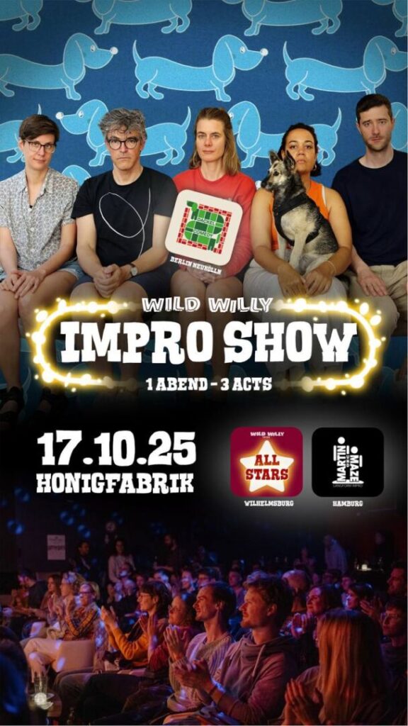 Ein Plakat kündigt die "WILD WILLY IMPRO SHOW" an. Oben sind fünf Personen und ein Hund vor einem blauen Hintergrund mit wiederholten Dackel-Silhouetten zu sehen. Die Gruppe sitzt auf einer Bank. Darunter steht der leuchtende Titel "IMPRO SHOW" mit dem Zusatz "1 ABEND - 3 ACTS".