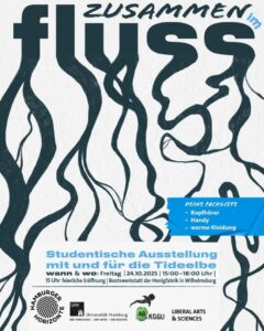 Das Poster für die studentische Ausstellung 'ZUSAMMEN im FLUSS  mit und für die Tideelbe' zeigt stilisierte, fließende, dunkle Formen auf hellem Hintergrund. 