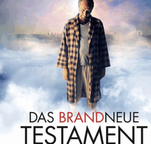 Ein Filmposter für den Film "Das brandneue Testament". Ein älterer Mann steht in einem knielangen, karierten Bademantel und einem grauen T-Shirt barfuß auf einer dicken Schicht weißer Wolken. Er blickt mit einem melancholischen oder verärgerten Ausdruck nach unten. Unterhalb der Wolken ist schemenhaft eine große Stadt (möglicherweise Brüssel oder eine fiktive Metropole) zu erkennen, die von einem hellen, fast himmlischen Licht umgeben ist. Die Szene vermittelt den Eindruck, dass die Figur über der Welt schwebt.