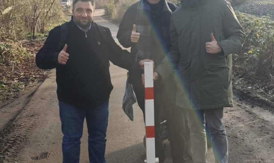 Gemeinsamer Einsatz gegen Müll: Neuer Poller schützt Kleingartenverein in Wilhelmsburg