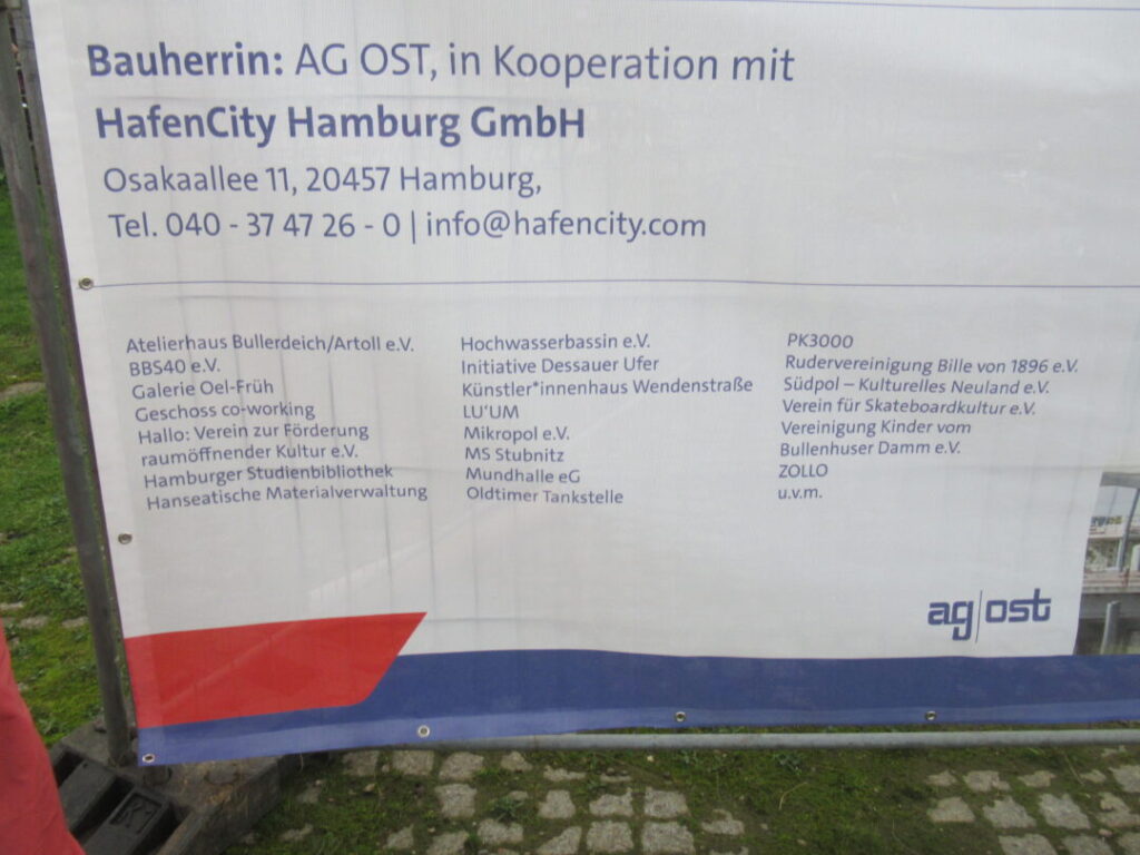 Satirisxches Bauschild mit den Mitgoeidern der AG Ost als Bauträger