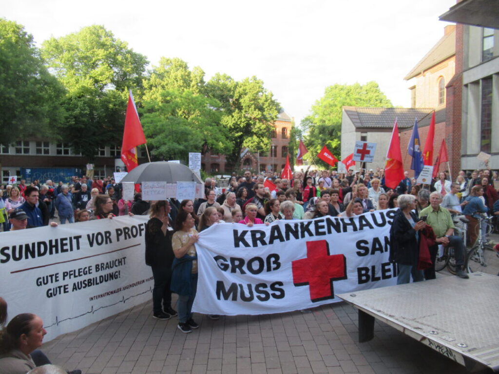 Demonstration mit Transparent: Krankenhaus Groß Sand muss bleiben