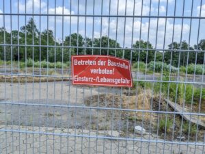 Ein Zaun mit Betreten-verboten-Schild