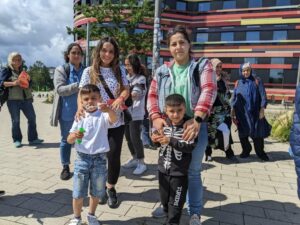 Zwei Frauen mit ihren Kindern vor der Baubehörde