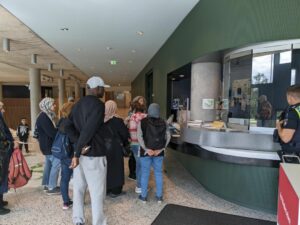 In der Behörde am Empfang