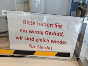 Schild: … gleich wieder für Sie da …
