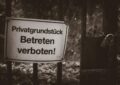Schwarzweiß-Foto: man ahnt ein Gartentor. Daran hängt ein Schild mit der Aufschrift „Privatgrundstück, Betreten verboten! “Image by Christoph Peich from Pixabay