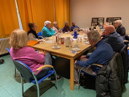 Eine bunte Runde um einen hölzernen Kaffeetisch