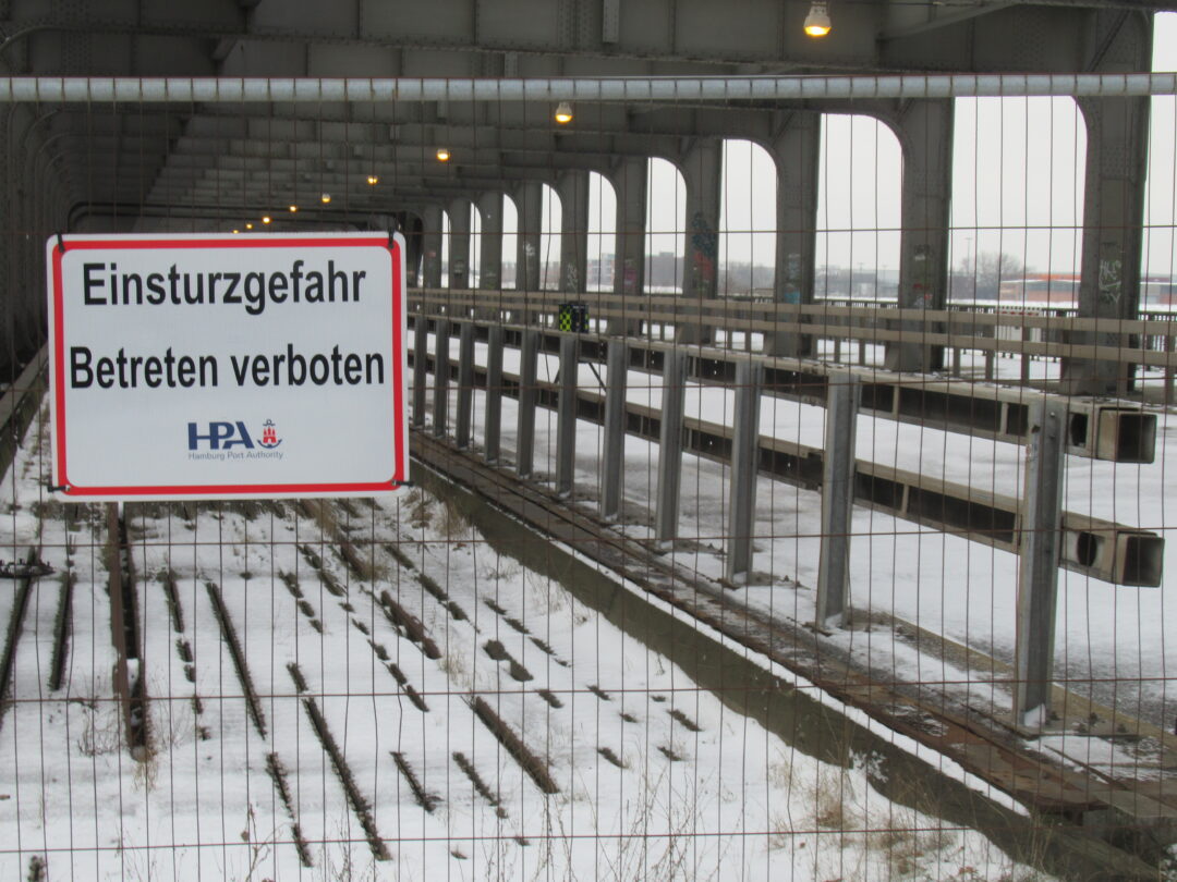 Zaun am EIngan der Brücke mit dem Schild:
Einsturzgefahr, Betreten verboten. HPA